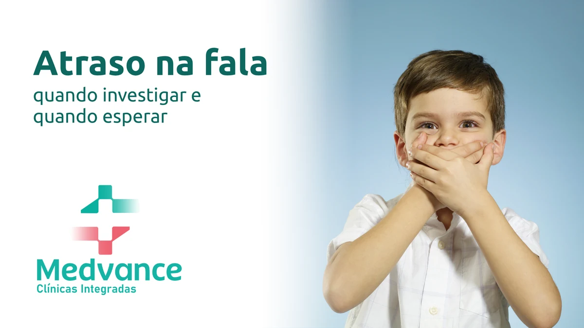 Capa Medvance sobre atraso na fala, com criança com as mãos sobre a boca.
