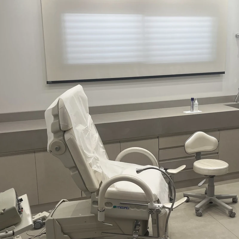 Consultório de ginecologia da Medvance em São Miguel Arcanjo, com cadeira de exame