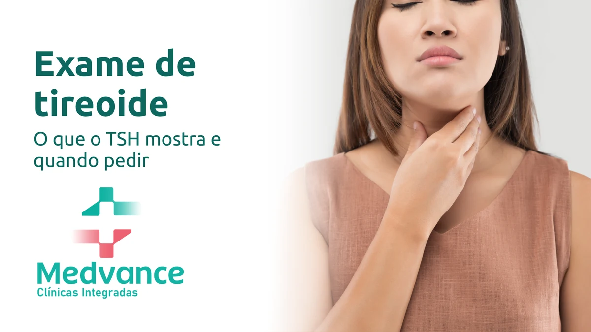 Mulher com a mão na frente do pescoço, na altura da glândula tireoide