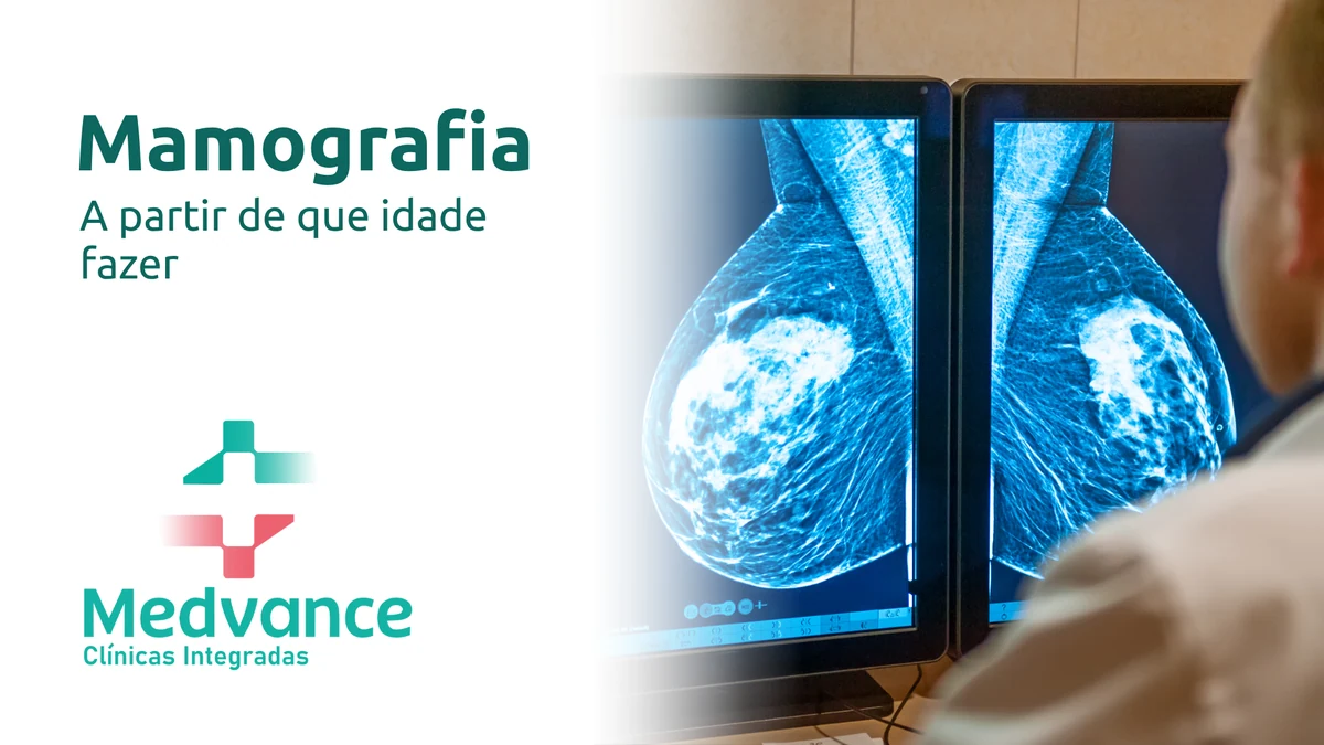Médica analisando imagens de mamografia em duas telas de laudo