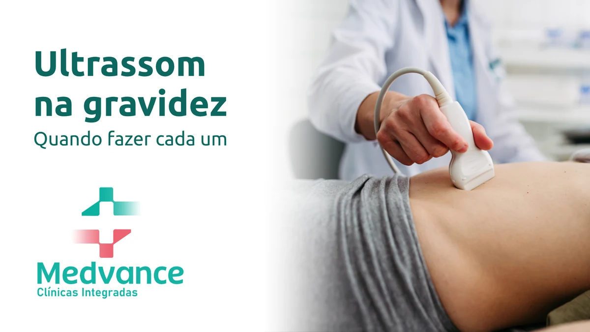 Profissional deslizando o transdutor de ultrassom sobre a barriga de uma gestante